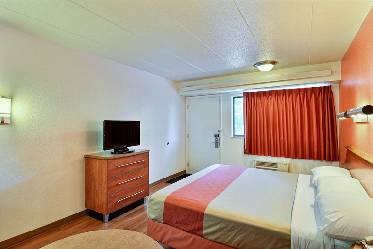 Bedroom 2, Motel6 Nashua, NH - South, Hillsborough