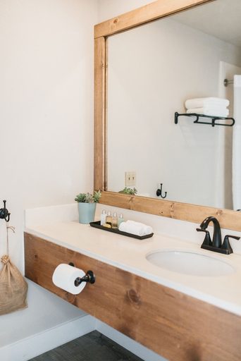 Bathroom 4, Inn at Mount Shasta, Siskiyou