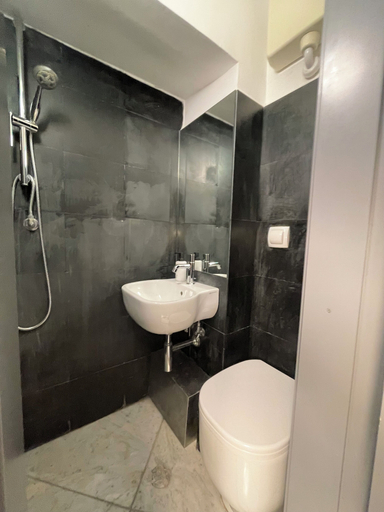Bathroom, Happy Family Apartments Cathedral, Genova