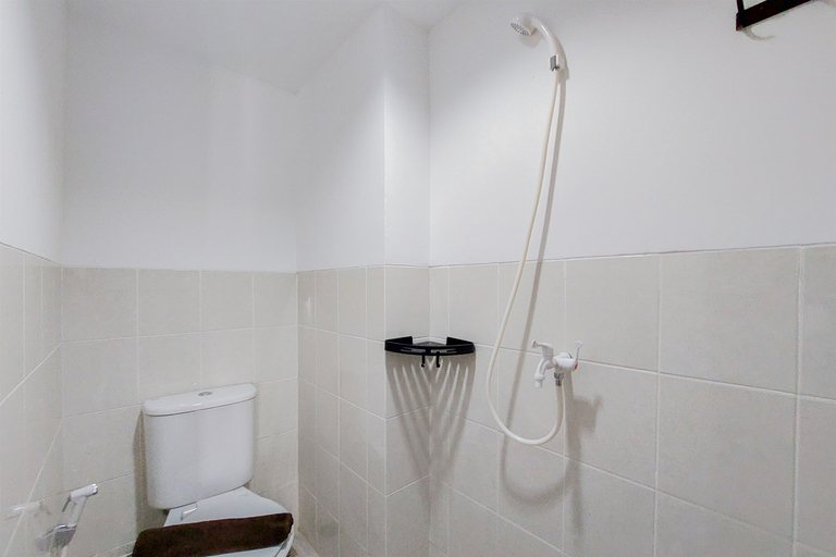 Bathroom 5, Homey Studio (No Kitchen) Urbantown Serpong Apartment By Travelio, South Tangerang