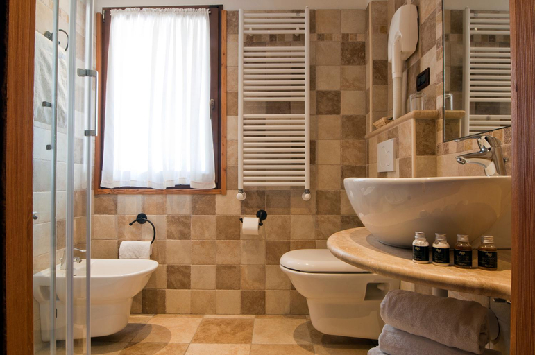 Bathroom 3, Hotel Castor, Aosta