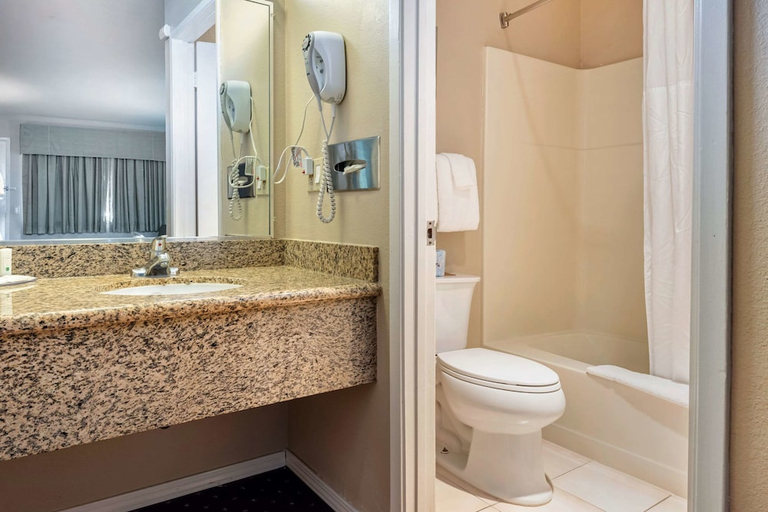 Bathroom 3, Scottish Fairway Inn, Monterey