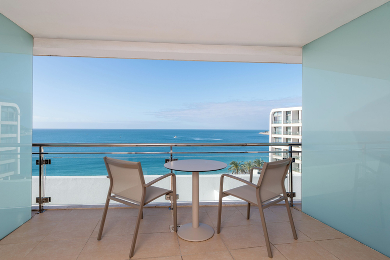 Exterior & Views 30