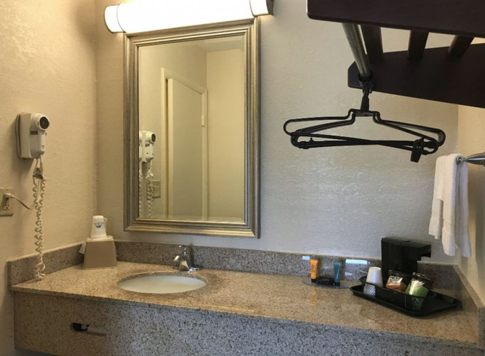 Bathroom 4, Americas Best Value Inn Mount Vernon, Jefferson