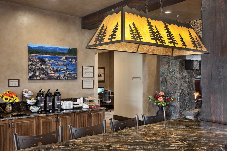 Food & Drinks 4, Glacier International Lodge, Flathead