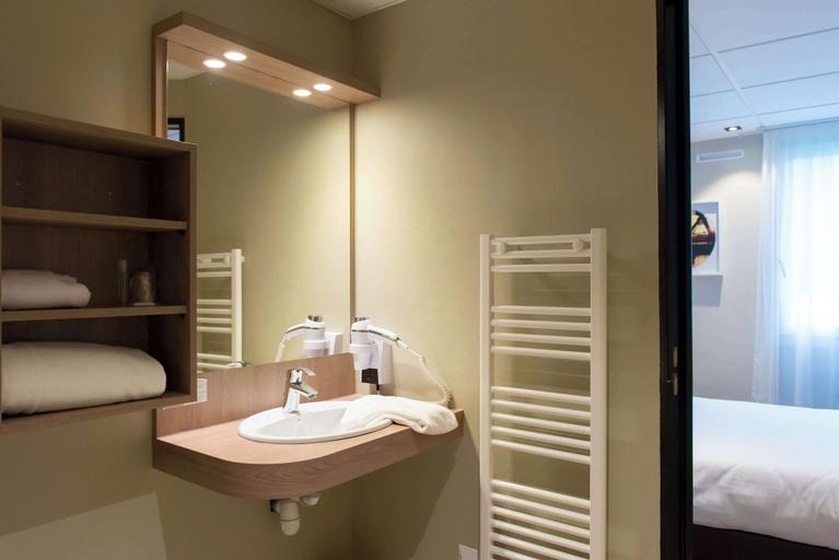 Bathroom 4, Brit Hotel Brest Le Relecq Kerhuon, Finistère