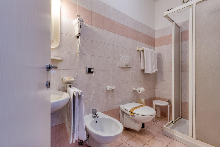 Bathroom 2, Hotel Al Sole, Trento