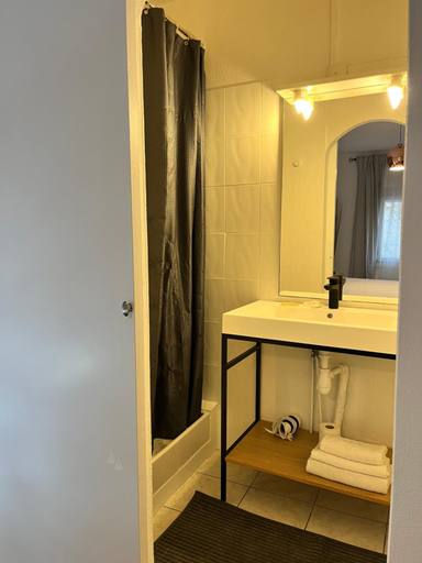 Bathroom 4, Les Enfants Terribles, Hérault