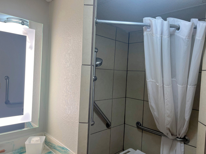 Bathroom 4, Days Inn by Wyndham Mason City, Cerro Gordo
