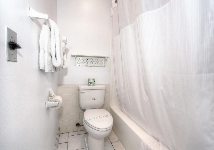 Bathroom, Morro Bay Sandpiper Inn, San Luis Obispo