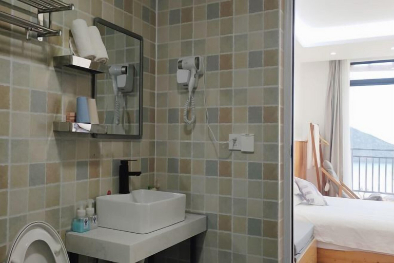 Bathroom, Xihai Hostel, Zhoushan