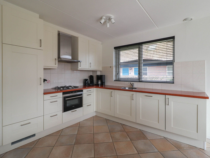 Private kitchen 4, Waterfront Villa With Sauna in Friesland, Wûnseradiel