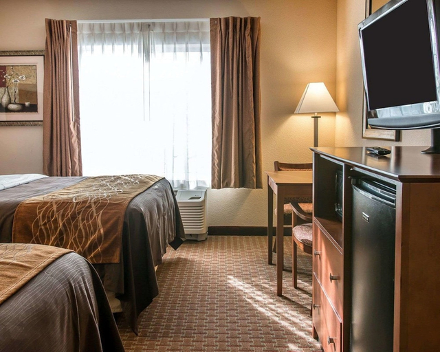 Bedroom 2, Quality Inn Near Interstate I94, Berrien