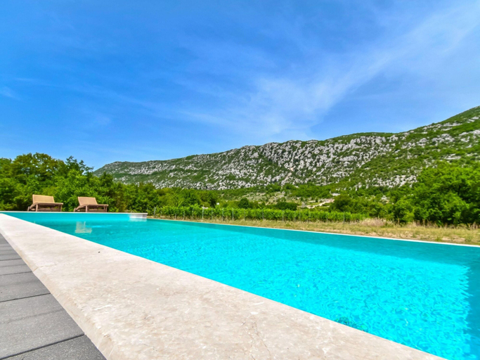 Pool 5, Villa in Zupa With Infinity Pool & Biokovo Views, Zagvozd
