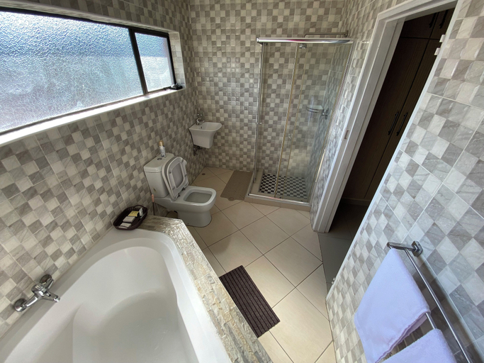 Bathroom 3, Goshen Creek Guesthouse, Harare