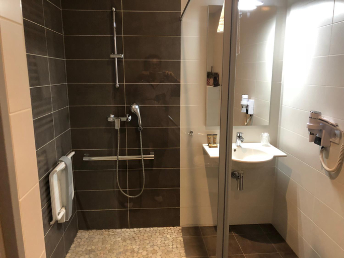 Bathroom 2, Hotel Saint Albert, Dordogne