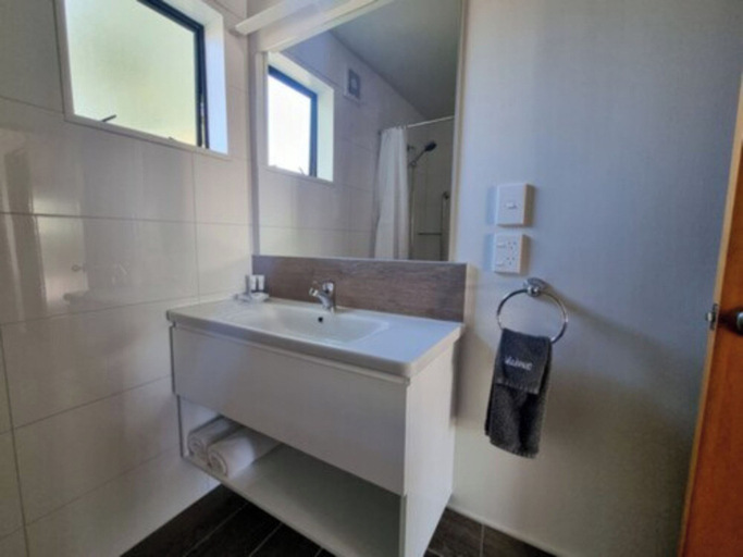 Bathroom 3, ASURE Highpark Motor Inn, Grey