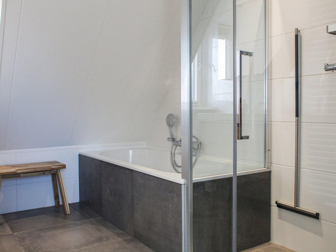 Bathroom 5, Villa With Large Garden in a Holiday Park, Skarsterlân