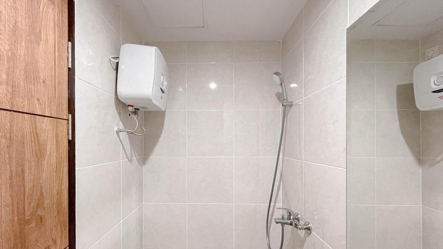 Bathroom 5, The Luxury Studio at Delft Ciputra Makassar Apartment By Travelio, Makassar