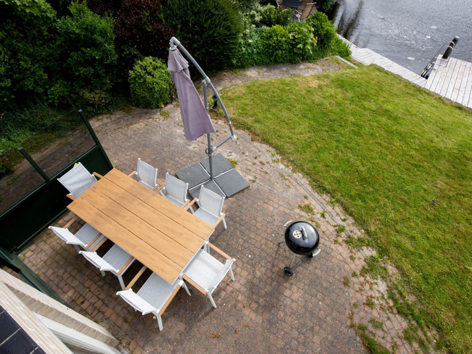 Dining 2, Spacious Holiday Home With Private Jetty, Boarnsterhim