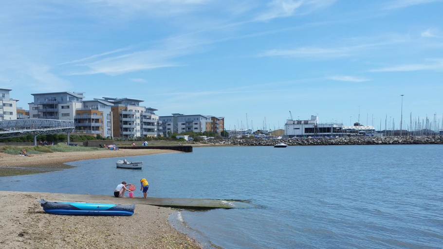 Beach Point - Stunning Harbour Views from Balcony, Poole