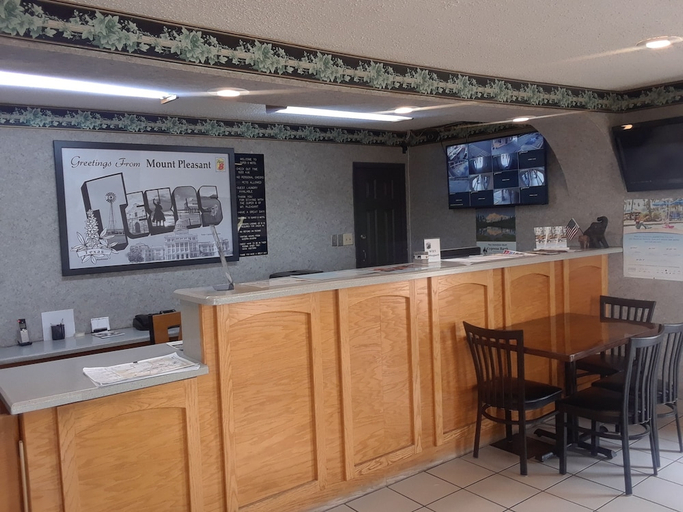 Food & Drinks 4, Super 8 By Wyndham Mt. Pleasant Tx, Titus