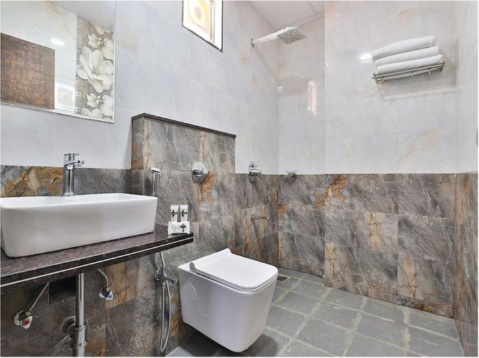 Bathroom, The Sky Comfort - Hotel Parth Inn, Devbhumi Dwarka