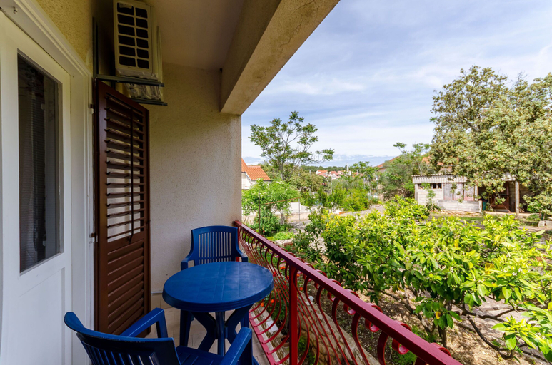 Others 5, Rooms Ante, Jelsa