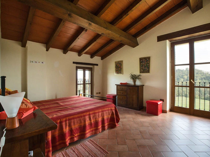 Room 5, Sunny Holiday Home With Swimming Pool, Parma
