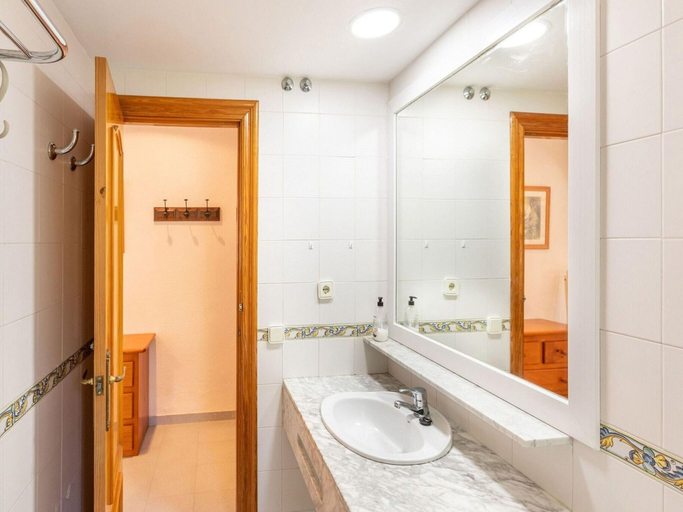 Bathroom 4, Belvilla by OYO Macael Bajo 204, Almería
