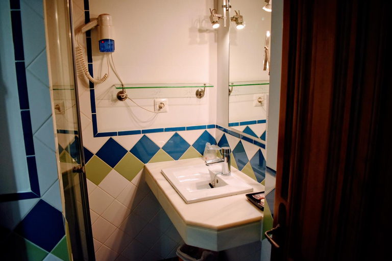 Bathroom 4, Alhambra Apartamentos Turisticos, Granada