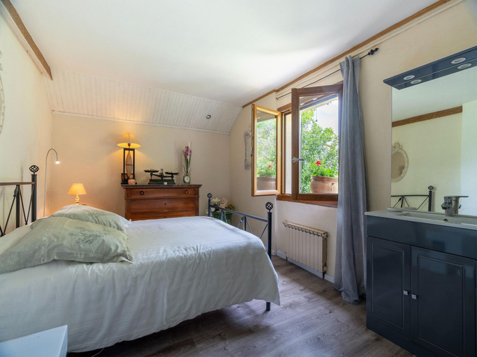 Room 4, Majestic Holiday Home in Laroque With hot tub, Hérault
