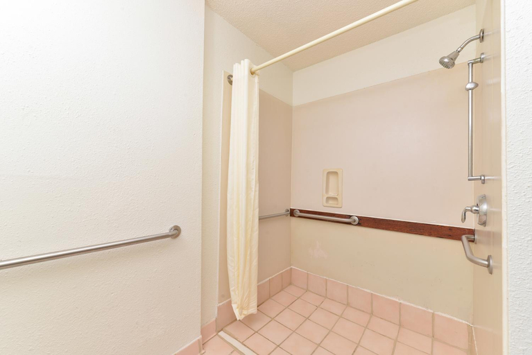 Bathroom 4, Motel 6 Richburg, SC, Chester