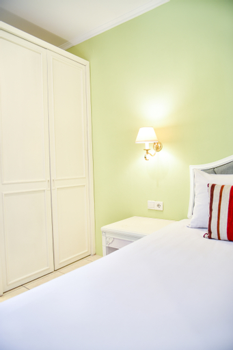 Studio 7 Parahyangan - Guest House Bandung - Tap to explore photos