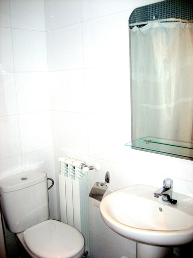 Bathroom 1, Albergue Turistico Rio Aragon, Huesca