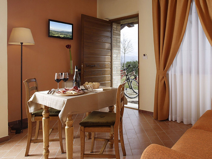 Dining 2, Apartment in Umbria With Infinity Pool Views, Perugia