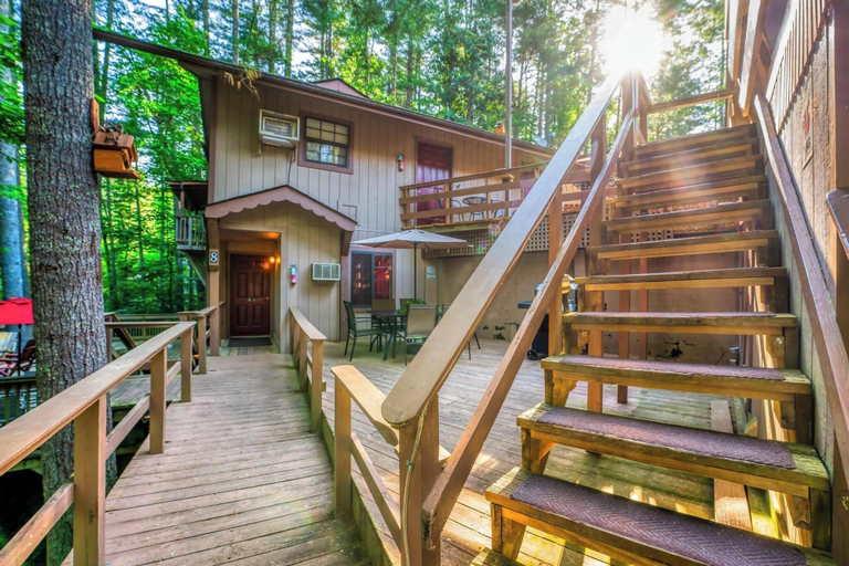 Exterior & Views 2, The Cascades Inn, Rabun