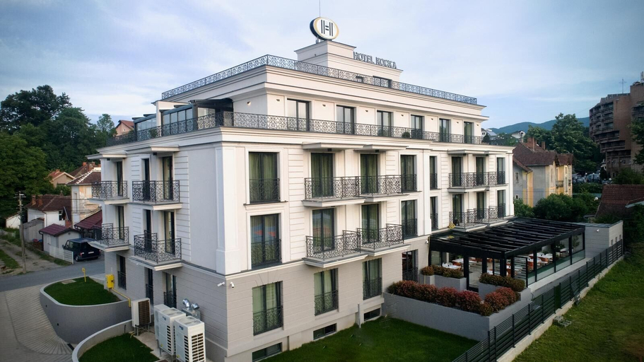 Exterior & Views