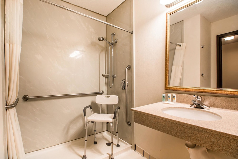 Bathroom 4, Quality Inn Morris I-80, Grundy
