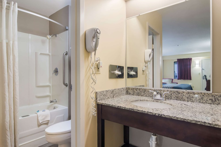 Bathroom 5, Rodeway Inn and Suites Monroeville-Pittsburgh, Allegheny