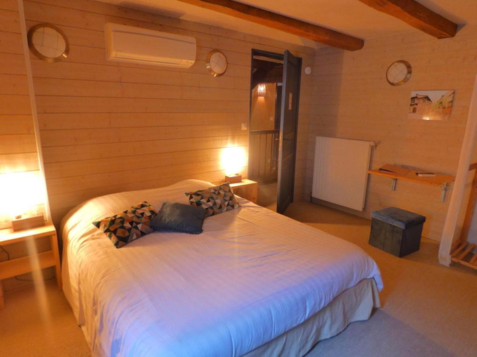 Bedroom 2, Auberge du Lac, Aveyron