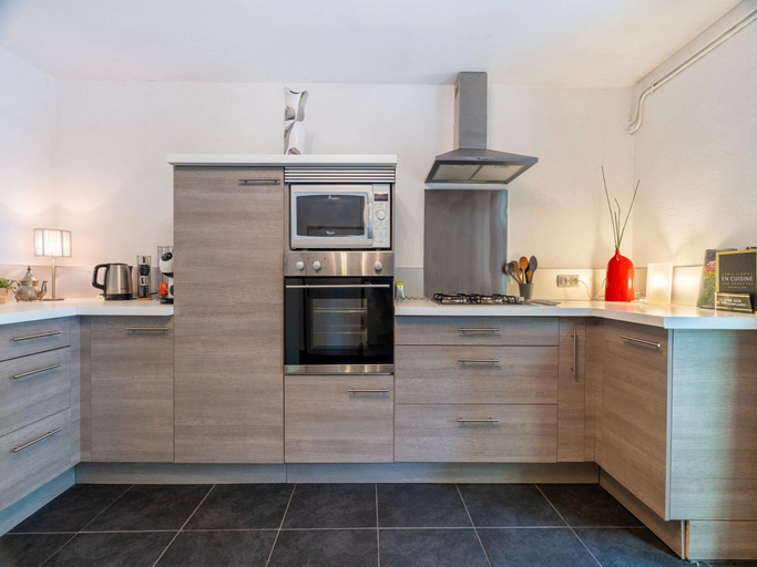 Private kitchen 3, Majestic Holiday Home in Laroque With hot tub, Hérault