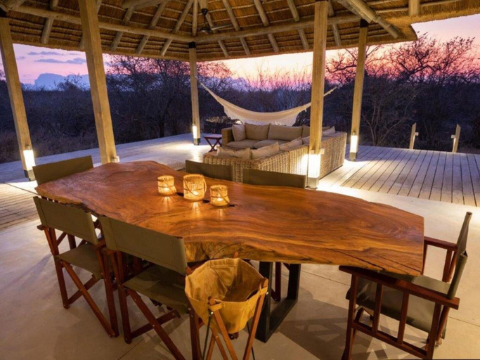 Dining 5, Villa in Hoedspruit with a Jacuzzi, Mopani