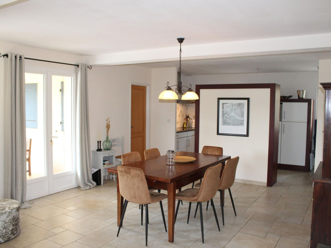 Dining 5, Comfortable Holiday Home With Pool, Var