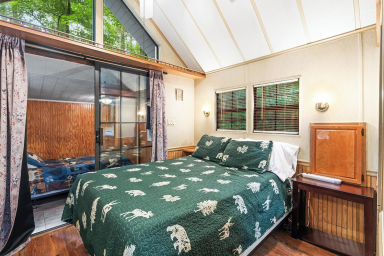 Bedroom 3, The Cascades Inn, Rabun