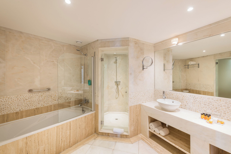 Bathroom 5, Sesimbra Oceanfront Hotel - Preferred Hotels and Resorts, Sesimbra