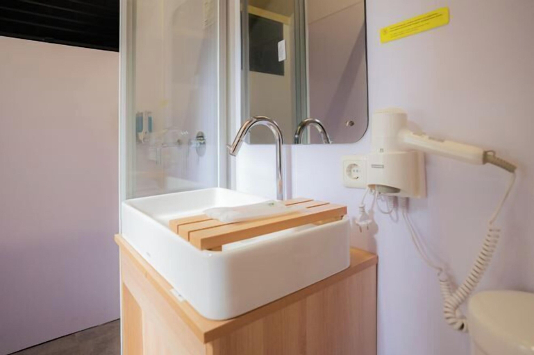 Bathroom 15