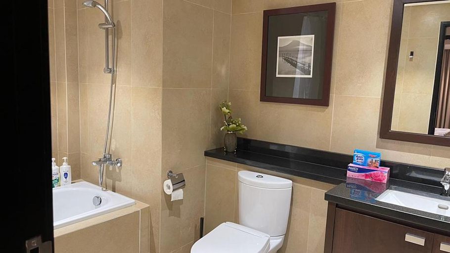 Bathroom 5, Lovely 2BR Apartment at Branz BSD, South Tangerang