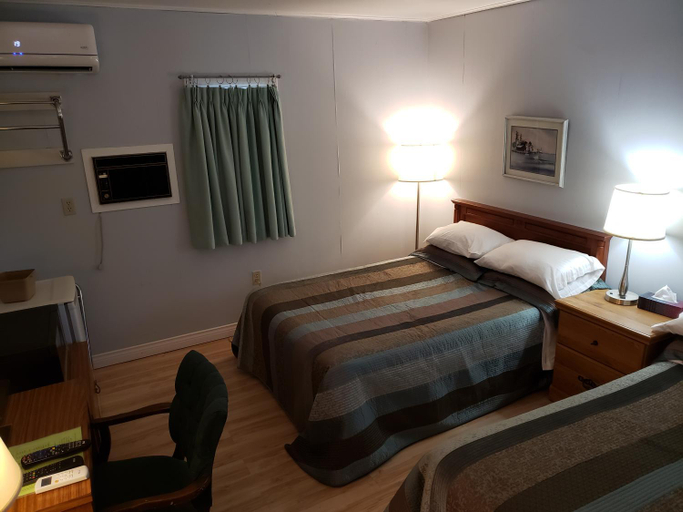 Bedroom 2, Pinecone Motel, Kings