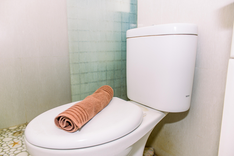 Bathroom 5, Comfort and Warm Studio at Serpong Greenview Apartment By Travelio, Tangerang Selatan
